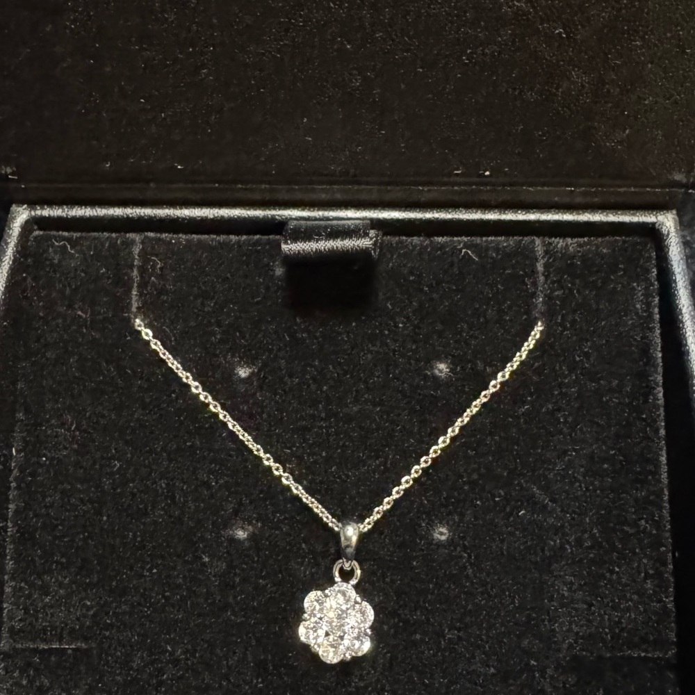 Elegant Silver Flower Pendant Necklace